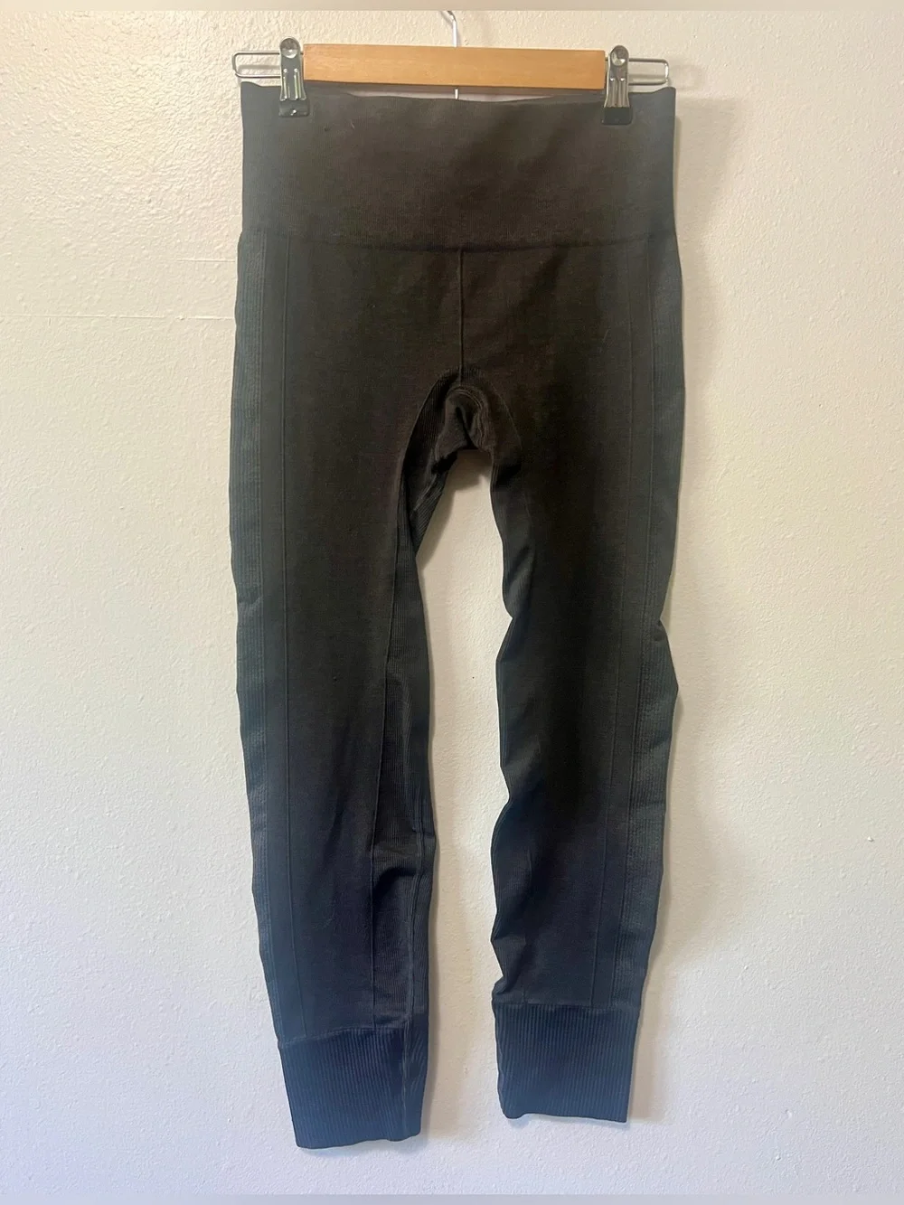 Lululemon Athletica Ebb to Street Seamless Charcoal Leggings - Size 6 (26